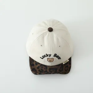Casquette de baseball bébé à motif léopard beige avec broderie Lucky Bear mignonne