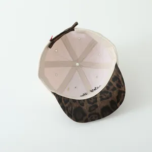 Vue détaillée de l'intérieur de la casquette bébé avec œillets et bord léopard
