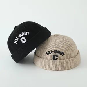Bonnets rayés en tricot pour tout-petits en noir et kaki avec broderie de la lettre C