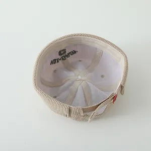 Détail du bonnet en velours côtelé beige pour enfant avec doublure en maille respirante