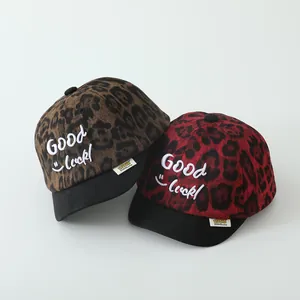 Detail von Leopard-Baseballkappen mit GOOD LUCK Bestickung und weicher Woll-Haptik