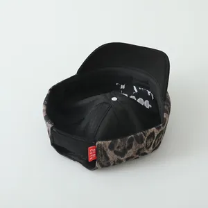 Detailansicht der Kinder-Baseballkappe mit Leopardenmuster und verstellbarem Riemen