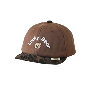 Casquette bébé marron avec visière léopard et broderie Lucky Bear de qualité