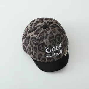 Detailansicht der Babykappe mit Leopardenmuster, Good Luck Stickerei und kurzem Schirm