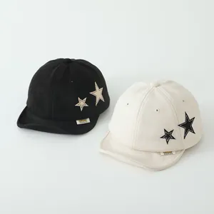 Süße Baby-Baseballkappen mit weicher Krempe in Schwarz und Creme mit Sternen