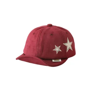Süße dunkelrote Baby-Baseballkappe mit weichem Rand und Sternaufnäher für Kleinkinder