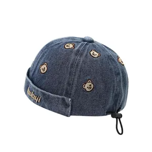Bonnet docker en jean bleu pour garçons avec broderie d'ours brun mignonne