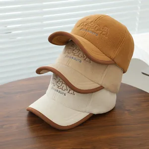 Kinder-Baseballkappen mit Dino-Stickerei in Beige und Gelb aus warmem Lammfell-Imitat
