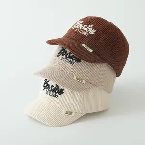 Trois couleurs de casquettes de baseball Boston en velours côtelé empilées sur fond gris