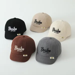 Détail rapproché des casquettes de baseball Boston brodées en tissu côtelé pour bébés