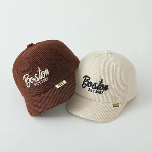 Détail de casquettes de baseball en velours pour bébé avec broderie Boston douce