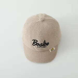 Vue détaillée d'une casquette de baseball en velours côtelé beige avec broderie