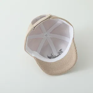 Vue détaillée de l'intérieur d'une casquette en velours avec bande de confort et velcro