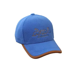 Kinder Winter Fleece Baseballkappe in Blau mit braunem Schirm und Dino-Stickerei