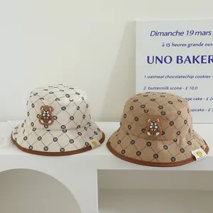 Βρεφικά καπέλα ψαρά από κοτλέ σε μπεζ και καφέ με σχέδιο αρκουδάκι και κέντημα N