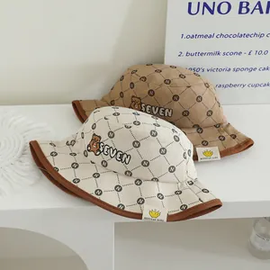 Λεπτομερής λήψη από κοτλέ βρεφικά καπέλα με κέντημα αρκουδάκι και υφές υψηλής ποιότητας