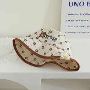 Λεπτομέρεια από κοτλέ βρεφικό καπέλο με σχέδιο αρκουδάκι και κεντημένα διαμάντια