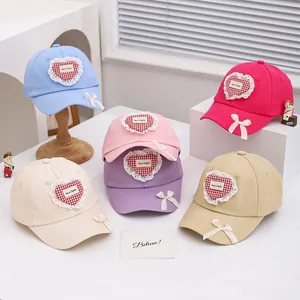 Casquette enfant avec cœur en dentelle et nœud en ruban en cinq couleurs pastel