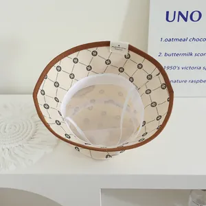 Λεπτομερής όψη του κοτλέ καπέλου με δίχτυ επένδυση και ρυθμιζόμενο κορδόνι