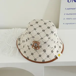 Λεπτομέρεια από κοτλέ καπέλο μωρού με κέντημα αρκουδάκι 3D και τυπωμένα γράμματα