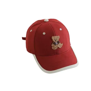 Casquette de baseball rouge foncé pour enfant avec ours brodé et bordure crème