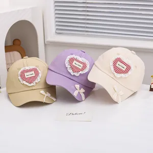 Détails de casquettes pour enfants avec bordure en dentelle, cœurs à carreaux et nœuds