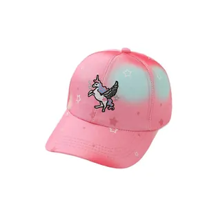 Kinderhonkbalpet met roze-blauw verloop, eenhoornborduurwerk en sterrenpatronen