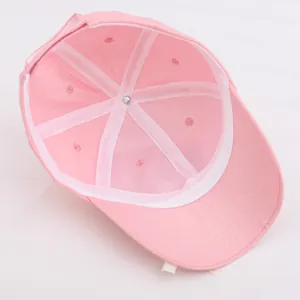 Détails de la structure interne et des coutures d'une casquette de baseball rose