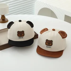 Detailansicht der Baby-Baseballmützen mit niedlichen 3D-Bärenohren und Plüsch-Patches