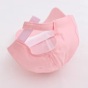 Détail d'une casquette de baseball rose en coton avec attache velcro et bande de confort