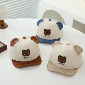 Detailansicht von Baby-Baseballmützen mit Bärenohren und süßer Bärenstickerei