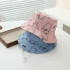 Detalle de sombreros de pescador para niños con estampado de osos y cordón ajustable