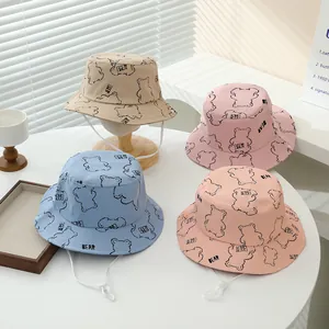 Detalle de sombreros de sol de algodón para bebés con estampados de osos y correas ajustables