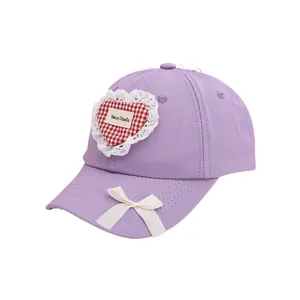 Casquette de baseball violette enfant avec patch cœur rouge et nœud blanc fille