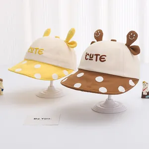 Dettagli di cappelli da sole per neonati con ricami carini e tesa a pois colorati