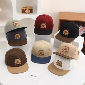 Detailoverzicht van acht kleurencombinaties van de capybara snapback-petten voor kids