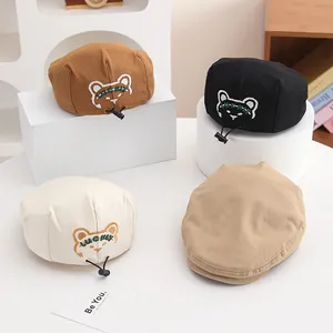 Ricamo dettagliato dell'orso Lucky su eleganti berretti in cotone per bambini