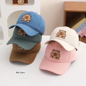 Détail de casquettes de baseball en coton pour enfants avec écussons capybara en cinq coloris