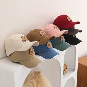 Détail de casquettes de baseball pour enfants en huit couleurs avec écusson d'ours en relief