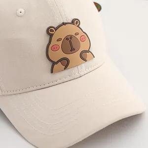 Détail du patch capybara 3D sur casquette de baseball en coton beige et coutures