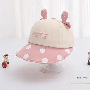 Dettaglio cappello sole neonato con orecchie 3D, tesa a pois e ricamo CUTE carino