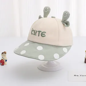 Dettaglio cappello sole bimbo con orecchie buffe e ricamo Cute di colore verde