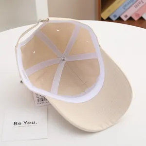 Vue détaillée de la doublure de la casquette avec bandeau blanc et tissu en coton sergé