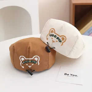 Berretti per bambini marrone e beige con ricamo orsetto e scritta LUCKY