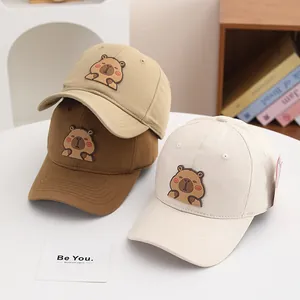 Trois casquettes de baseball capybara pour enfants en coton beige, kaki et marron