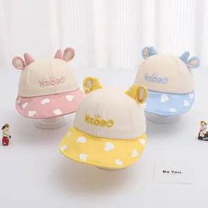 Dettaglio di cappelli da sole per neonati in rosa, giallo e blu con orecchie 3D e falda