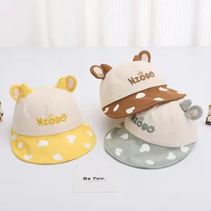Dettaglio di cappelli da sole per neonati con orecchie 3D e ricamo NIÖGU su tesa a pois