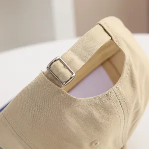 Detail van de verstelbare metalen gesp en riem op de kaki baseballpet voor kinderen