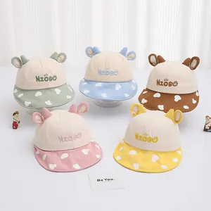 Vista piatta di cappelli da sole per bambini con orecchie di animali e ricamo