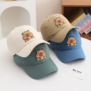 Détail de quatre casquettes de baseball enfant avec patchs de capybara en 3D
